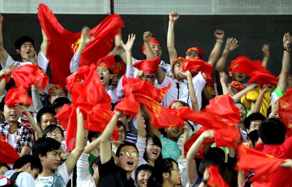 TheShy回归赛场，战术调整首场状态亮眼，掘金观众沸腾！